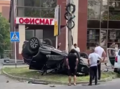 Авария-перевертыш поставила на уши Ставрополь в воскресенье: видео 