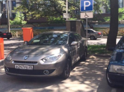 Паркуюсь как хочу: владелец иномарки отличился на парковке в центре Ставрополя