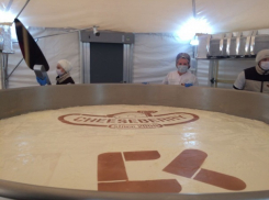 Появилось видео самого большого чизкейка в мире, приготовленного в Ставрополе