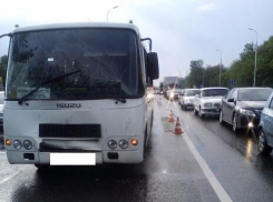 В Невинномысске пассажирский автобус столкнулся с грузовиком