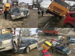 Эвакуатор уронил «Тойоту Лэнд Крузер» на «Тойоту-Камри» в Ставрополе
