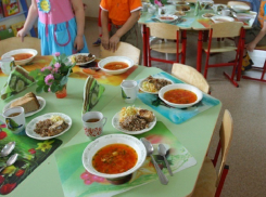 На 880 тысяч рублей оштрафовали школы и детсады Ставрополя за плохое детское питание