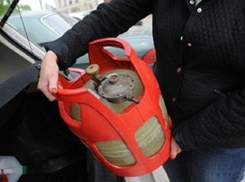 Мужчина оказался в пылающем автомобиле из-за бракованного баллона с газом на Ставрополье