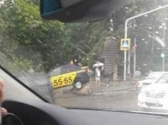 Машина такси неожиданно «налетела» на бетонные блоки в Железноводске