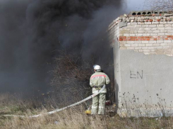 На Ставрополье горел ангар с соломой и мукой