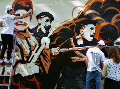 Большое красивое граффити с советскими десантниками появилось в Ставрополе 