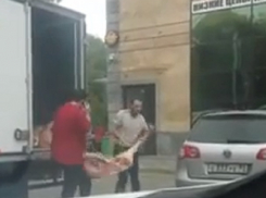«Где нормы санитарии?»: жители Ставрополя сняли на видео поставку мяса в супермаркет 
