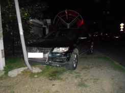 Пьяный на иномарке врезался в два автомобиля и сбил ставропольчанку на остановке