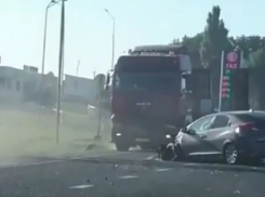 Большая пробка собралась из-за ДТП под Ставрополем и попала на видео 