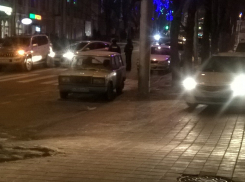 Два автомобиля заблокировали движение по центральной улице Ставрополя