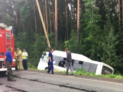 Водителя и пассажирку автобуса увезла «скорая» после вылета в кювет на трассе Ставрополья