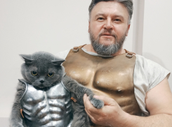 Владимир Бражников и его питомец — пушистый «рыцарь» Максимус