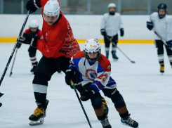 На льду — отцы и дети: в Ставрополе прошел необычный хоккейный матч 