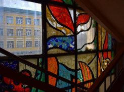 Власти Ставрополя избавились от советского витража в здании на улице Булкина 