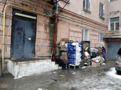 На устроенную супермаркетом свалку во дворе жилого дома пожаловались жители Пятигорска