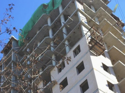 Со стройки многоэтажки Ставрополя на головы прохожим летят стройматериалы