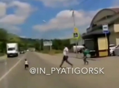 Шокирующее видео с выбежавшим под фуру ребенком на дороге заставило негодовать ставропольчан