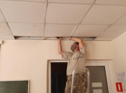 Причиной падения потолка в ставропольской школе назвали сквозняк