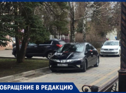 Автохамы продолжают парковаться на пешеходном бульваре в центре Ставрополя