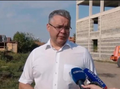 Владимир Владимиров посетил место строительства школ и поликлиники в Михайловске
