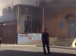 Дымящееся здание переполошило жителей северо-западного района Ставрополя