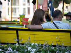 Билайн подарил Ставрополю лавочки с зарядкой в парке Победы