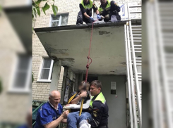 Молодой человек сломал себе руку и ногу после прыжка на козырек подъезда в Ставрополе