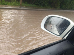 Край плывет: появились видео сильного ливня и града на Ставрополье