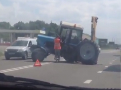 Неудавшийся дрифт стал причиной оторванного колеса трактора на трассе под Ставрополем
