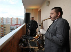 Саксофонисты из оркестра имени Осиновского выступили на балконах ставропольских многоэтажек