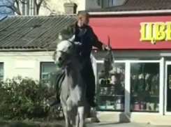 Как правильно дарить девушкам цветы продемонстрировал пятигорский «рыцарь» на белом коне 