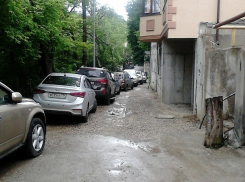 Курортники заняли все места перед домами и невозможно ни припарковаться, ни проехать, - жители Кисловодска