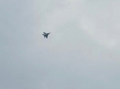 В небе над Ставрополем военный истребитель выполнял виражи