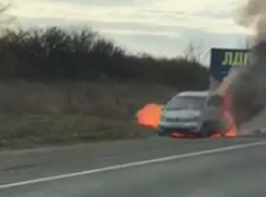 Охваченную пламенем иномарку сняли очевидцы на въезде в Ставрополь