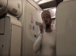 Участник шоу «Голос» предотвратил панику среди пассажиров во время аварийной посадки самолета в Минводах