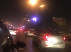 «Стоит все намертво»: открытие новогодней елки создало колоссальные пробки в центре Ставрополя