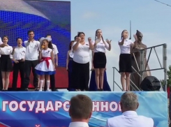 Исполнение гимна России на языке жестов  в Ставрополе попало на видео