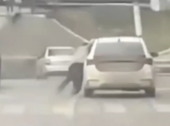 Боевик в Пятигорске: жесткий замес двух водителей на дороге попал на видео 