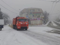 Сюрпризы непогоды устраняют коммунальщики Ставрополя с помощью более 300 тонн песка и соли