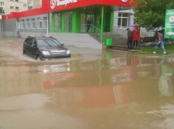 Откачку воды и эвакуацию жителей в пострадавших районах Ставрополья проводят спасатели и полиция