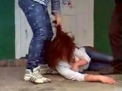 Мужчина избил 15-летнюю девушку и всадил ей нож в спину на Ставрополье 
