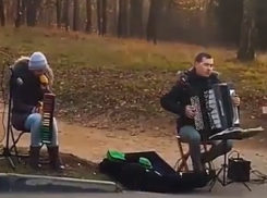 Известную тему из легендарной GTA исполнили уличные музыканты в Национальном парке Кисловодска 