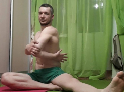 Реабилитолог из Ставрополя по выходным ломает доски с помощью гвоздя 