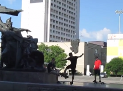 Порча памятника под окнами губернатора возмутила жителя Ставрополя