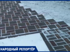 Курочка по зернышку клюет, да сыта бывает — неизвестный решил разобрать тротуар в Ставрополе