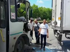 Автобус с 15 пассажирами столкнулся с фурой и «легковушкой» на Ставрополье - семь человек в больнице