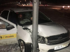 Водитель такси врезался в столб и скрылся с места ДТП в Ставрополе