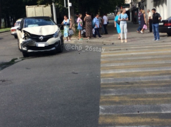 Черный «Мерседес» отбросило к стене после ДТП с белым внедорожником в Ставрополе