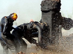Несколько мужчин тайком выкачали из нефтепровода 100 тонн нефти на Ставрополье
