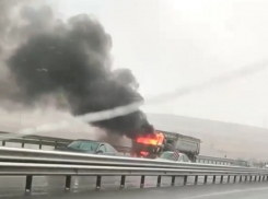 Мощный пожар уничтожил кузов грузовика попал на видео в Ставропольском крае